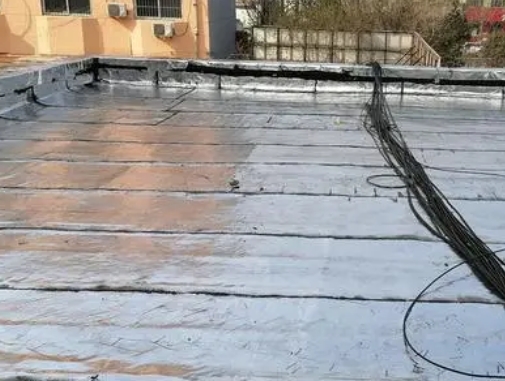 红星卫生间漏水维修公司分享下红星屋面楼顶防水刚性防水层施工要点。
